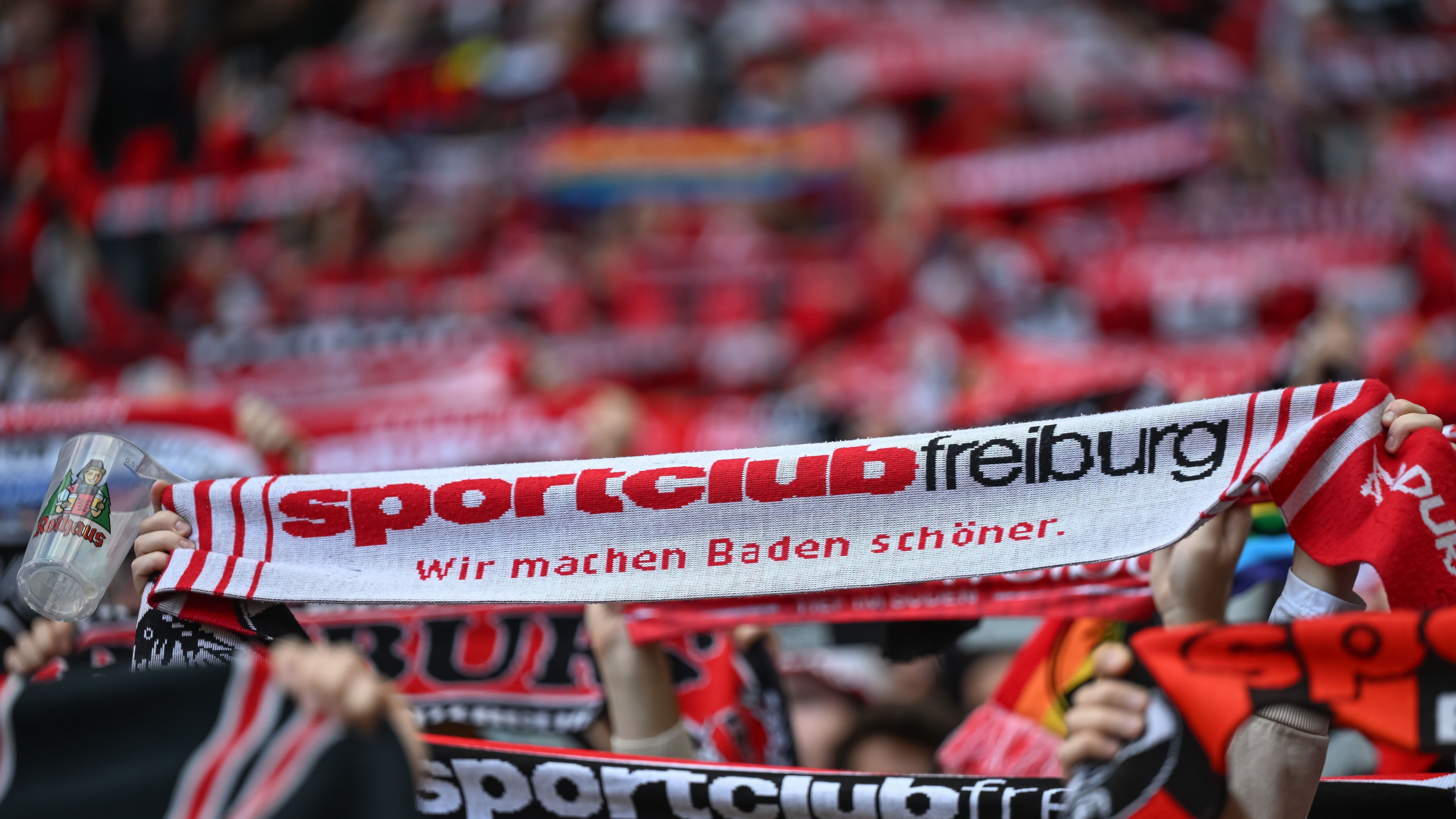 <strong>SC Freiburg</strong><br>"Im Breisgau daheim, in Rot und Weiß, der SC Freiburg, für immer uns're Reise. Gegründet 1904, kämpfen wir ohne Rasten, mit Freude und Leidenschaft, in Freiburg sind wir fest und lasten. Unser Maskottchen, der Schwarzwald-Fuchs so schlau, für den SC Freiburg, stehen wir alle, das ist unser Bau."