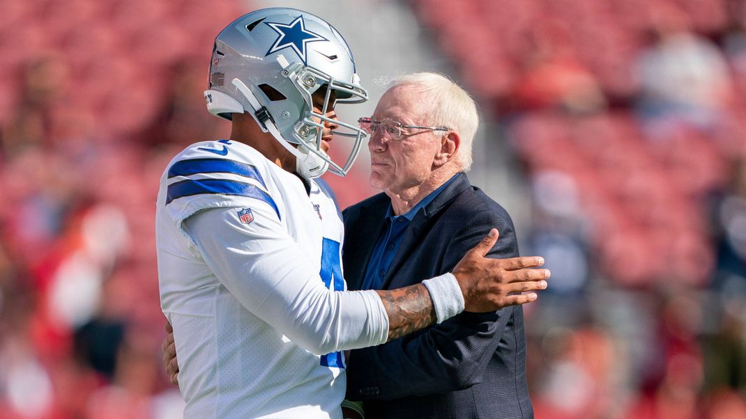 Dak Prescott mit Cowboys-Eigentümer Jerry Jones&nbsp;