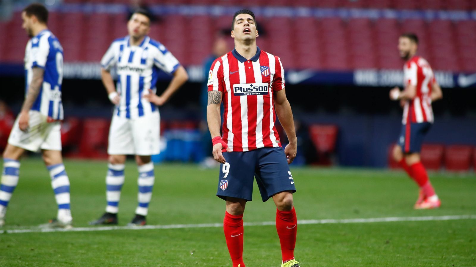 
                <strong>Atletico mit Problemen in der Offensive</strong><br>
                Das liegt unter anderem auch an der zuletzt strauchelnden Offensive. In den vergangenen zehn Spielen erzielte Atletico nur elf Tore und verlor dabei gegen Levante (0:2), den FC Sevilla (0:1) oder spielte gegen Getafe nur 0:0. Zum Vergleich: In dieser Zeit kommt Barca auf ganze 29 Treffer, Real immerhin auf 17. Auch Top-Torjäger Luis Suarez (19 Tore) schwächelt nach starkem Saisonbeginn etwas, traf zuletzt in neun Spielen nur dreimal und fällt mit einer Muskelverletzung nun einige Wochen aus.
              