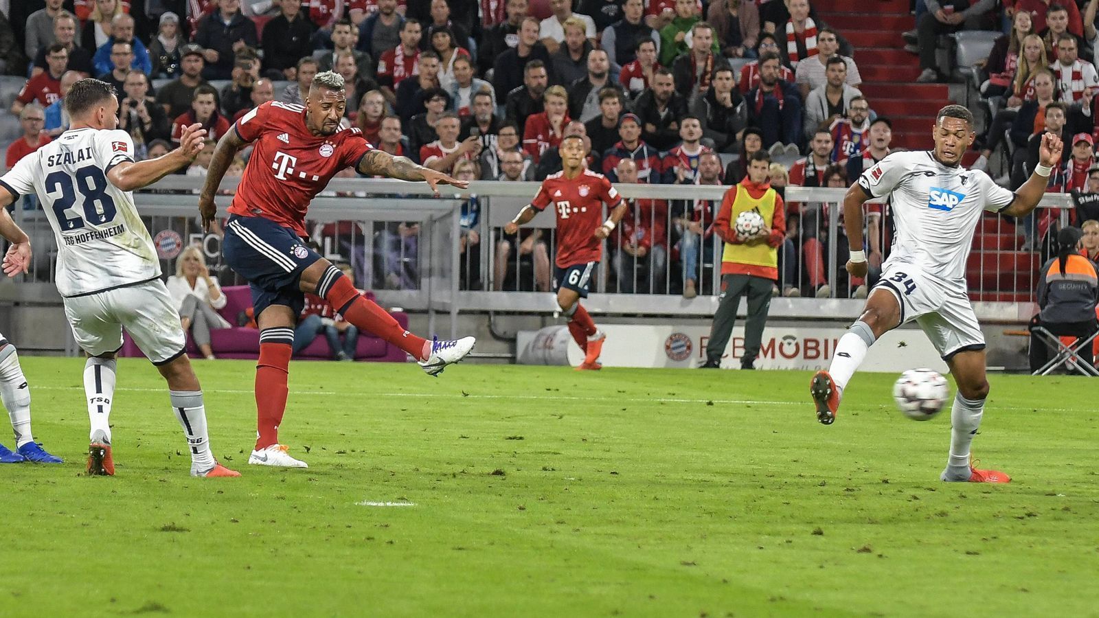 
                <strong>Jerome Boateng (FC Bayern München)</strong><br>
                Der von PSG umworbene Innenverteidiger kann nicht unbedingt Werbung in eigener Sache machen. Lässt zwar über 90 Minuten wenig anbrennen, sich beim Ausgleich von Szalai aber so richtig vernaschen. ran-Note: 5
              