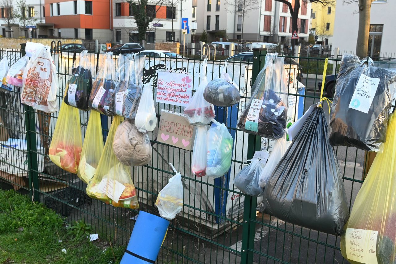 Gabenzaun: Dort hängen Tüten mit Sach-Spenden für Bedürftige. Wer in der Corona-Krise helfen möchte, verpackt Lebensmittel, Hygiene-Artikel, Kleidung - und beschriftet das Päckchen entsprechend, bevor er es aufhängt. Nicht vergessen: Auch Hunde- und Katzenfutter werden gebraucht.