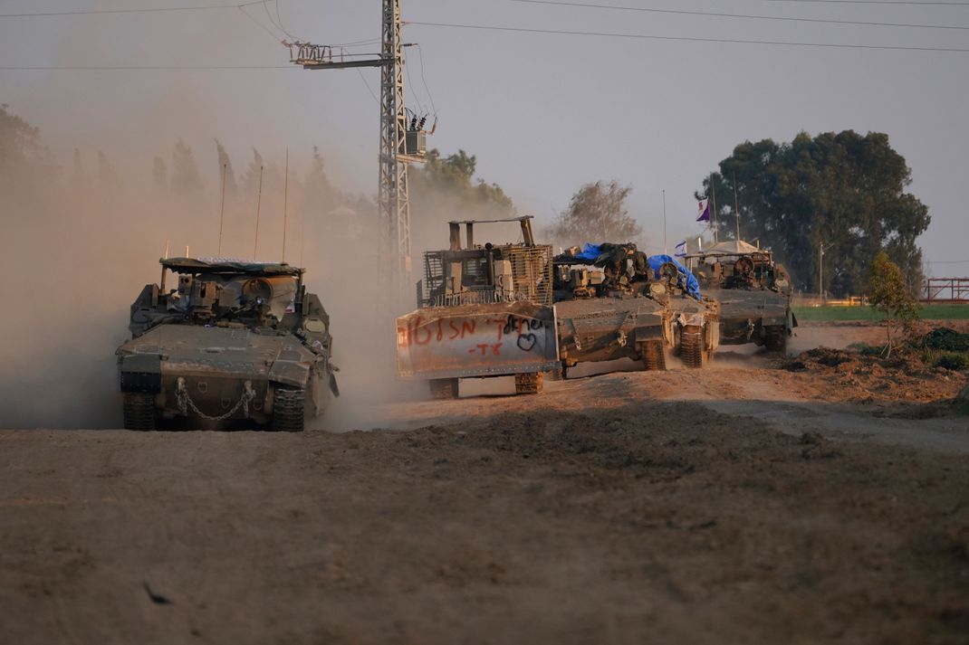 Eine Kolonne gepanzerter Fahrzeuge der israelischen Armee fährt im Süden Israels in der Nähe der Grenze zum Gazastreifen.