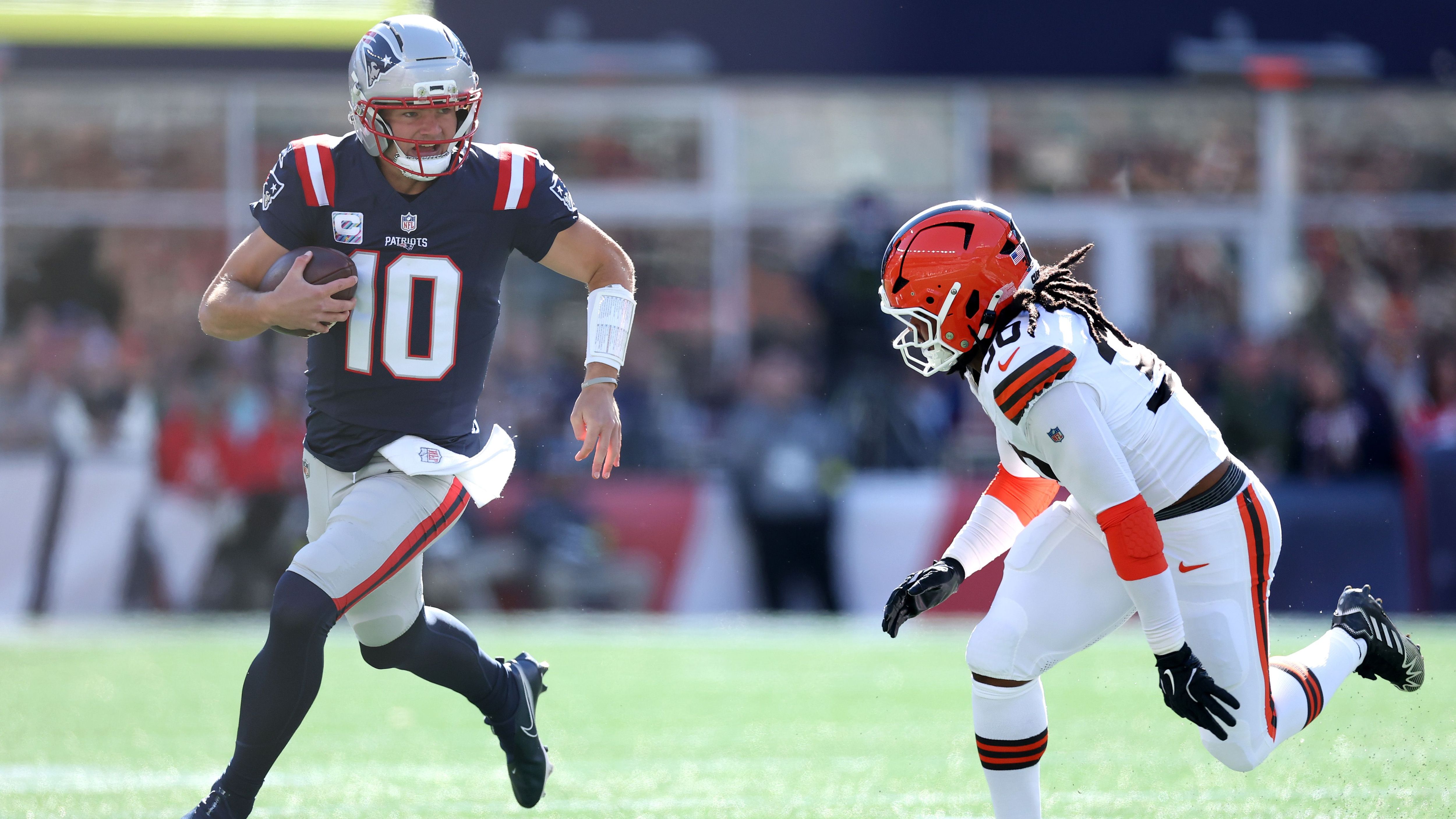 <strong>Platz 1: Drake Maye (New England Patriots)</strong><br>Ja, wir haben es getan: Drake Maye ist Spitzenreiter im Quarterback Ranking. Nachdem auch sein erstes Viertel gegen die Cleveland Browns nicht gut war, riss er sich zusammen und zeigte gegen die nach Yards zuvor beste Defense der Liga eine 1A-Performance. Und das mit schlechter Offensive Line und höchstens durchschnittlichen Receivern. Maye ist aktuell der heißeste Quarterback dieser Liga.