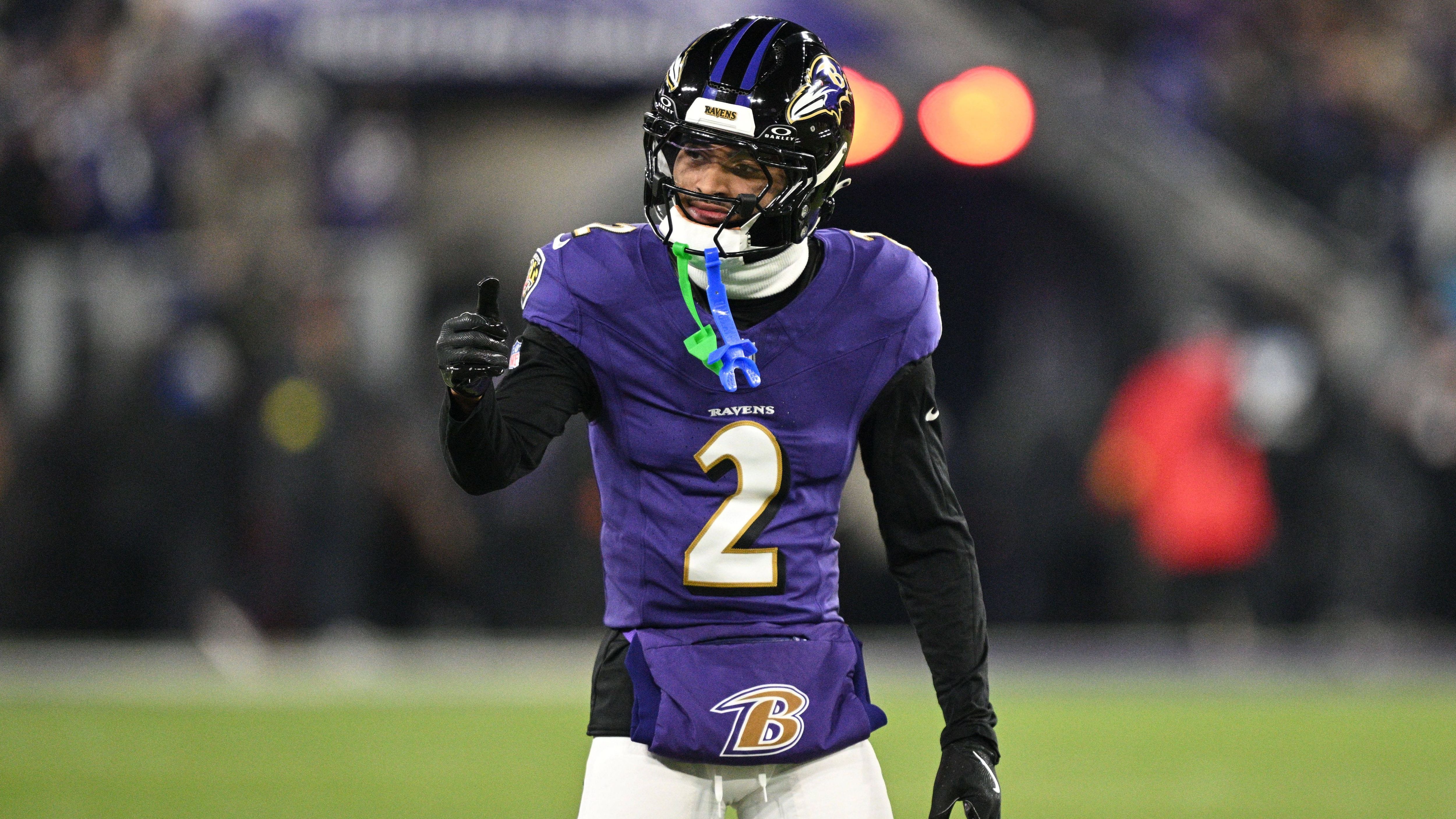 <strong>Baltimore Ravens: Nate Wiggins (Cornerback)</strong><br>Der Sprung in die NFL ist für Rookie-Cornerbacks selten einfach. Auch Nate Wiggins brauchte anfangs Zeit zur Eingewöhnung. In der zweiten Saisonhälfte steigerte er sich jedoch deutlich und ließ ab Week 10 nur 53,3 Prozent gegnerischer Pässe zu. Mit einem gestandenen Cornerback wie Jaire Alexander an seiner Seite könnte Wiggins diese Entwicklung fortsetzen und zu einem Pro-Bowl-Corner reifen.
