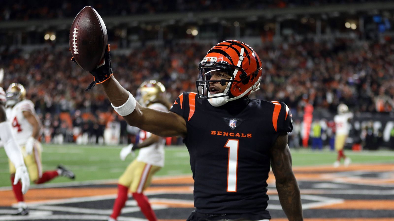 
                <strong>Die Stärken der Bengals: Big Plays</strong><br>
                Was Cincinnati in dieser Saison am stärksten definiert, ist natürlich die unglaublich explosive Offense. Neben Quarterback Burrow und Wide Receiver Chase (im Bild) sind auch Running Back Mixon oder die anderen beiden Receiver Higgins und Boyd sind stets für ein Big Play gut.
              