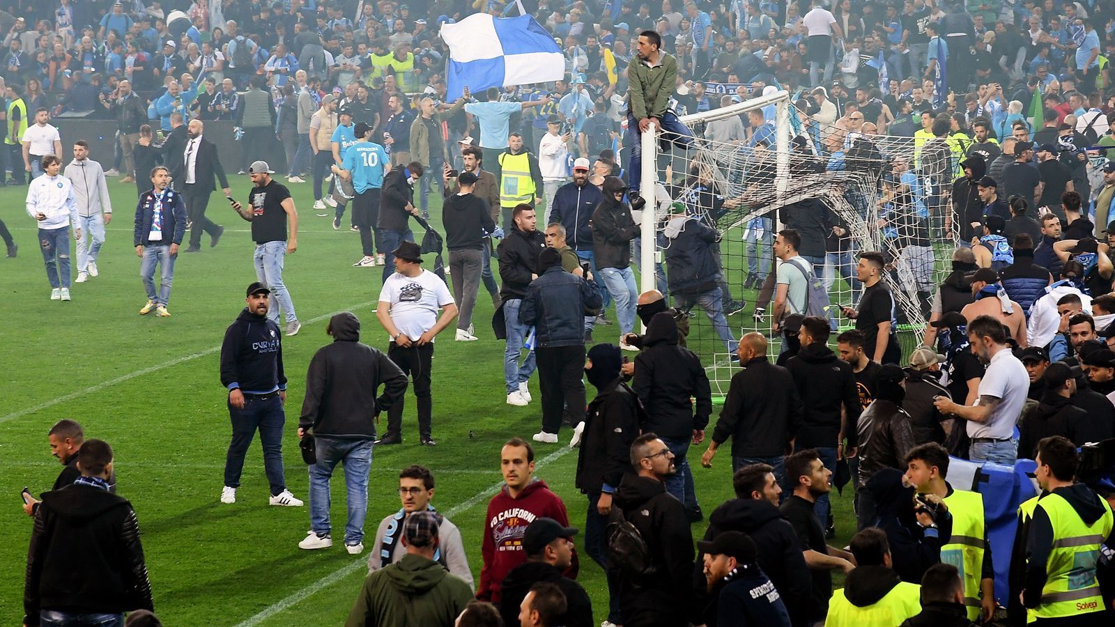
                <strong>Überschwängliche Emotionen</strong><br>
                Nach 33 langen Jahren des Wartens ließen die Fans in Udine ihrer Freude auf ganz unterschiedlichen Weise freien Lauf. 
              