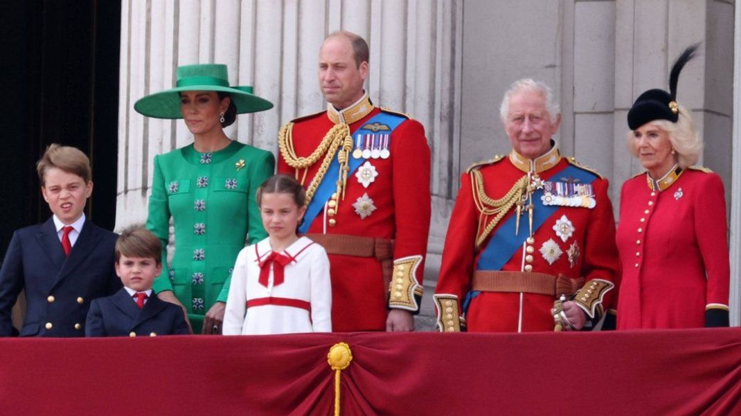 Royale Weihnachtsgrüße gibt es natürlich auch 2023 aus dem britischen Königshaus. Wie die Karten der Familie aussehen, siehst du hier.