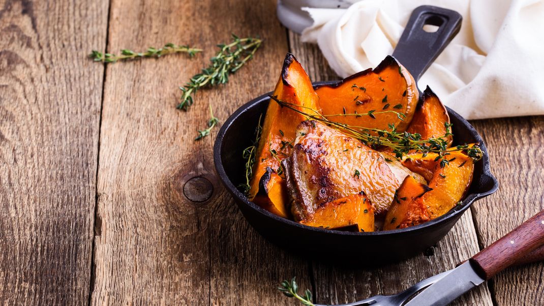 Statt das übliche Gesicht in den "Jack-o'-Lantern" zu schnitzen, versuch ihn doch mal in der Pfanne zu garen - schmeckt gut und ist auch noch gesund.
