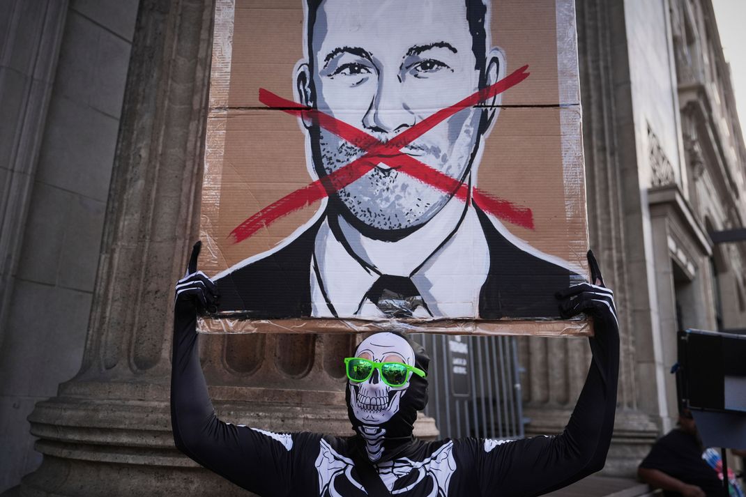 Vor dem EI Capitan Entertainment Centre, wo die Late-Night-Show "Jimmy Kimmel Live!" produziert wird, gab es nach der Absetzung Proteste.