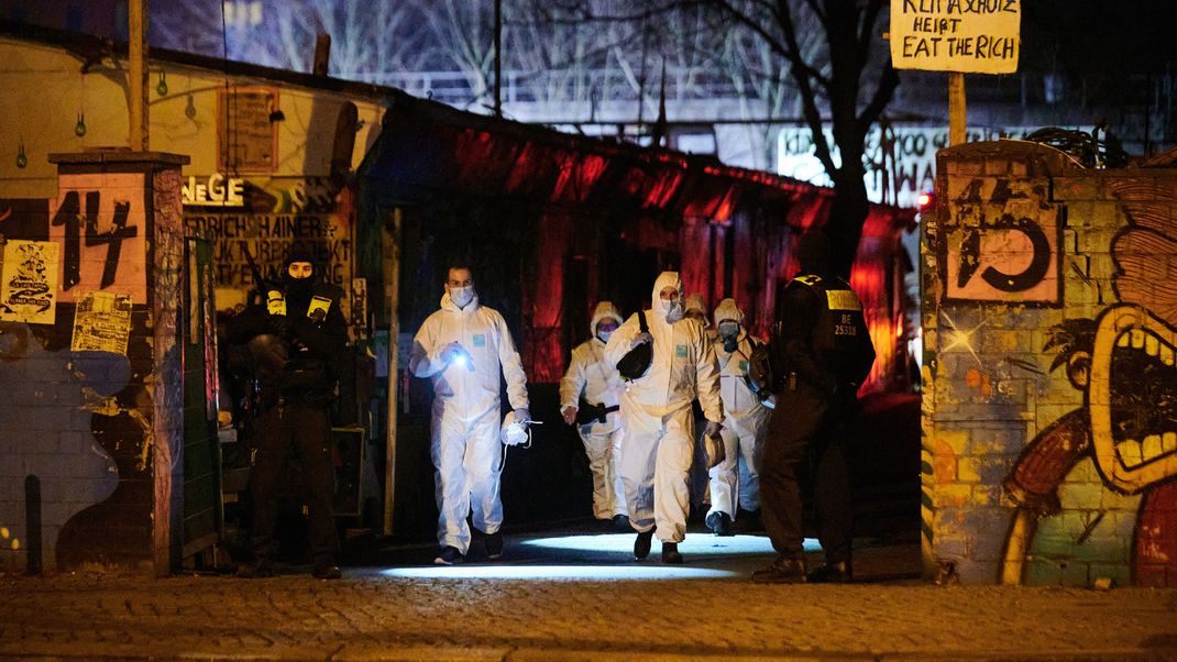 Einsatzkräfte der Spurensicherung kommen von dem Bauwagengelände zurück. Schon am frühen Sonntagmorgen hatte die Polizei Teile des links-alternativen Bauwagengeländes im Stadtteil Friedrichshain untersucht.