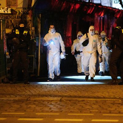 Schon am frühen Sonntagmorgen hatte die Polizei Teile des links-alternativen Bauwagengeländes im Stadtteil Friedrichshain untersucht.