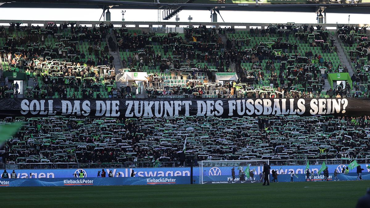 Fanprotest in der Fankurve der Wolfsburger Fussball, Herren, Saison 2025 2026, 1.Liga, Bundesliga, Volkswagenarena, VfL Wolfsburg gegen Bayer Leverkusen DFL REGULATIONS PROHIBIT ANY USE OF PHOTOGRA...