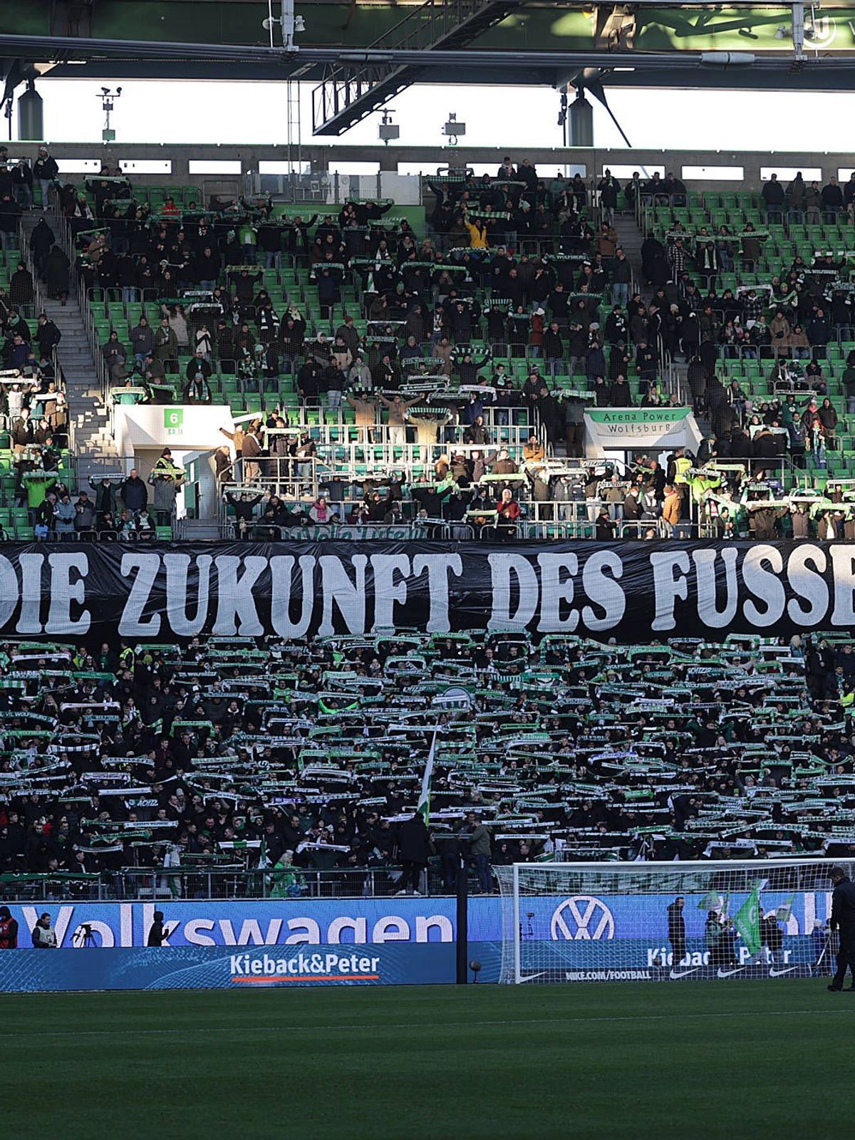 Fanprotest in der Fankurve der Wolfsburger Fussball, Herren, Saison 2025 2026, 1.Liga, Bundesliga, Volkswagenarena, VfL Wolfsburg gegen Bayer Leverkusen DFL REGULATIONS PROHIBIT ANY USE OF PHOTOGRA...