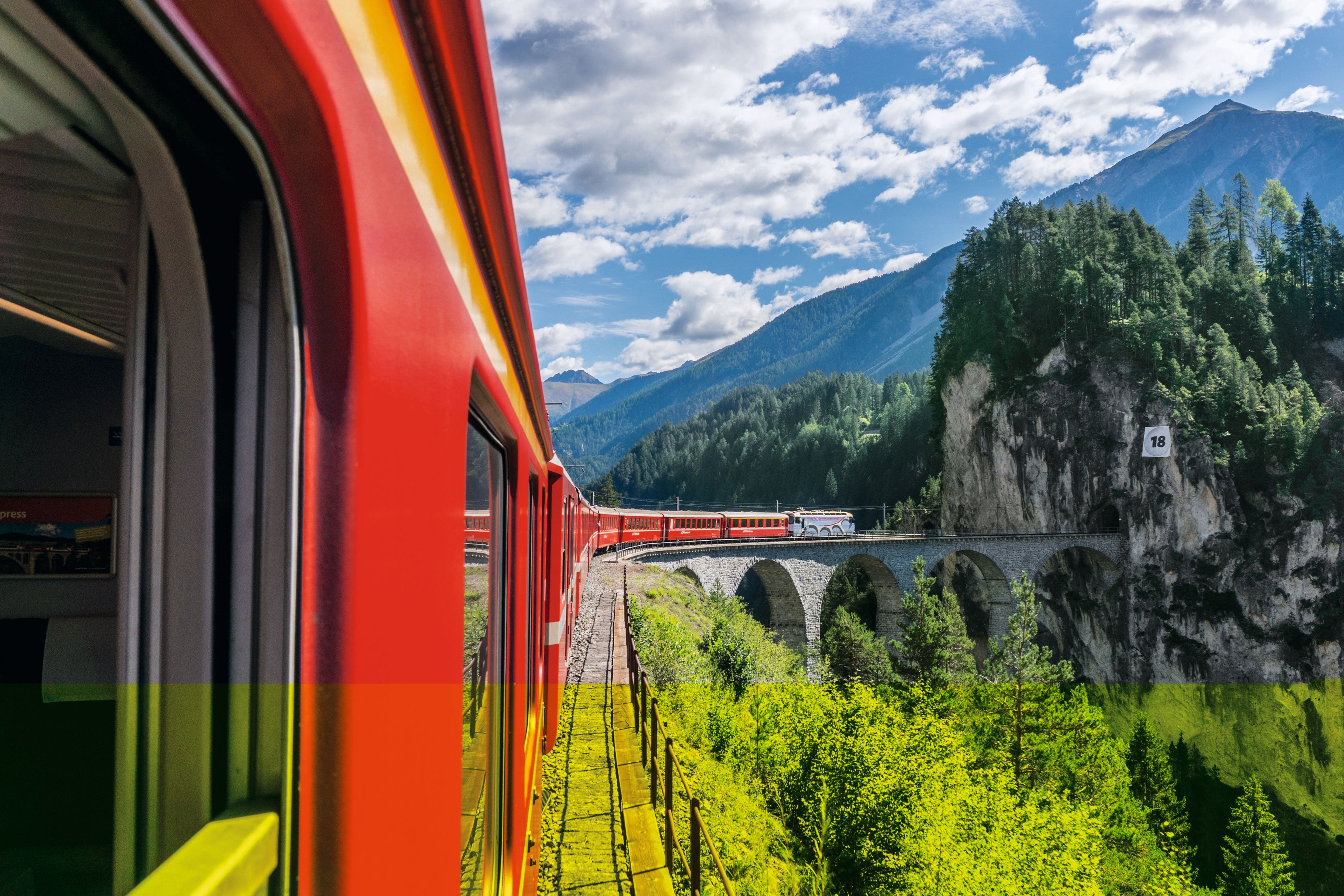 Der Glacier Express durchquert drei Schweizer Kantone - hier auf dem Landwasserviadukt.