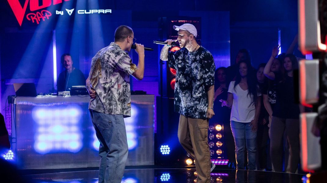 Das Duo Gegenseitig fragt sich in Folge 3 von "The Voice Rap by CUPRA" in bester Kummer-Manier: "Wie viel ist dein Outfit wert"?