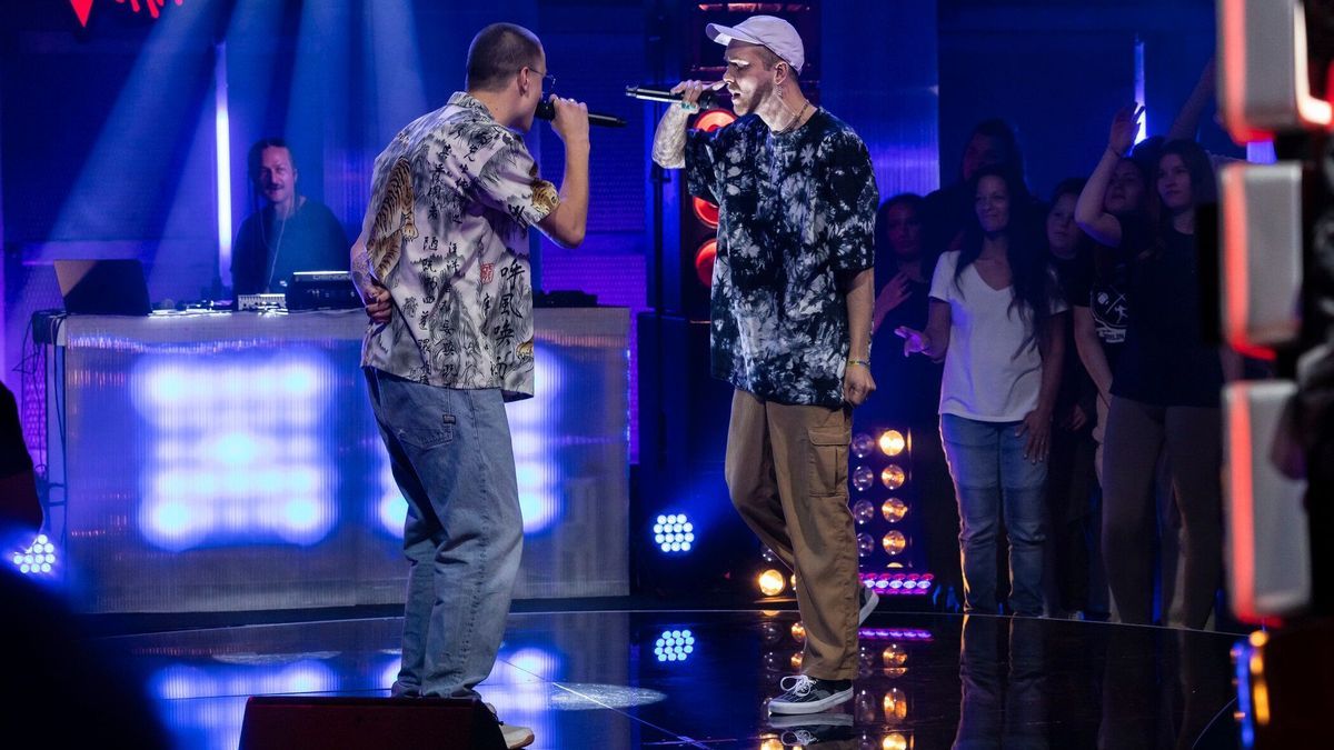 Das Duo gegenseitig fragt sich in Folge 3 von "The Voice Rap by CUPRA" in bester Kummer-Manier: "Wie viel ist dein Outfit wert"? 