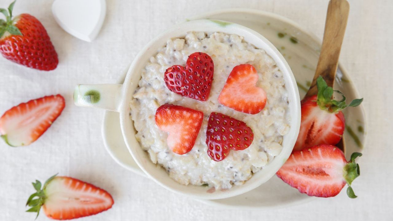 Zum Frühstück oder einfach mal zwischendurch: Porridge mit frischen Erdbeeren. 