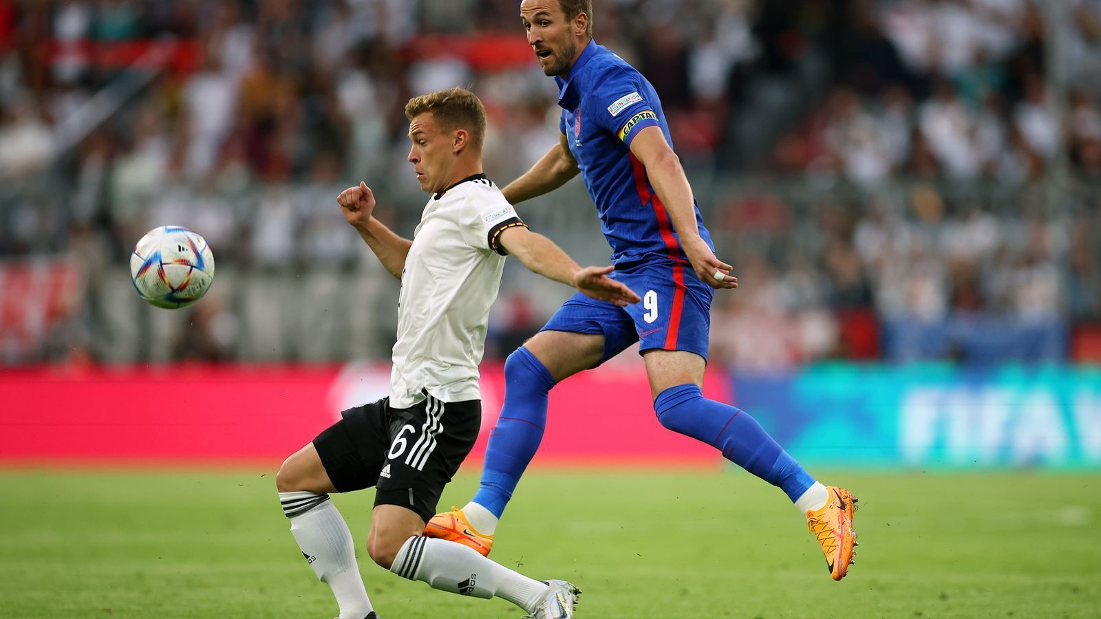 
                <strong>Joshua Kimmich</strong><br>
                Bleibt in der ersten Hälfte weitestgehend unauffällig. In der 50. Minute spielt er den entscheidenden Ball in die Tiefe und legt so den Führungstreffer von Hofmann auf. ran-Note: 3
              