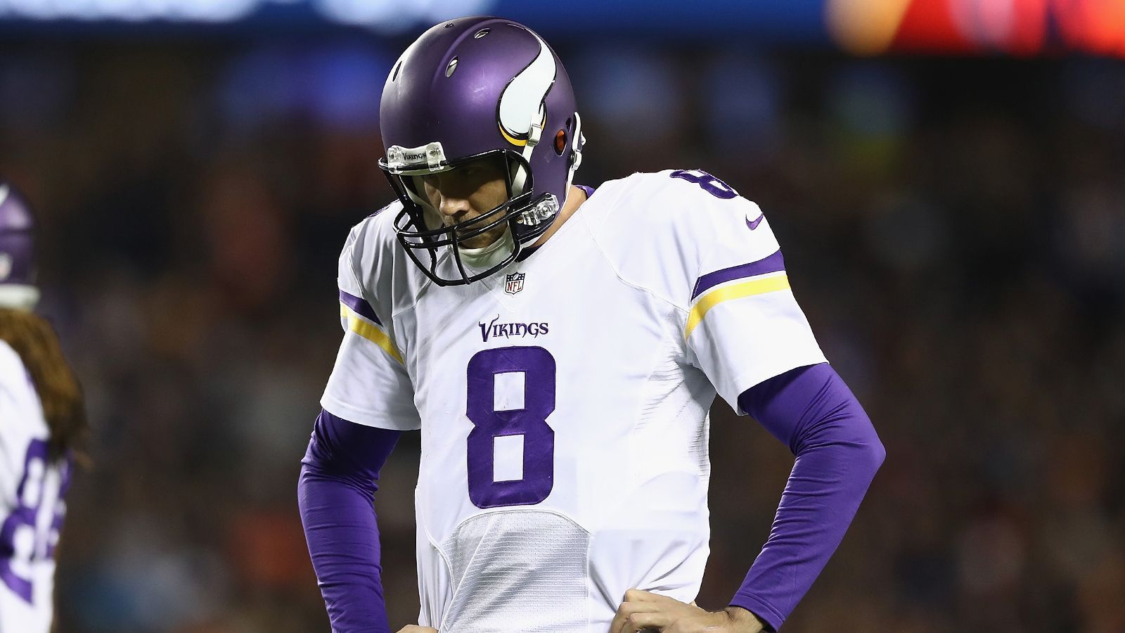 
                <strong>Minnesota Vikings - Sam Bradford</strong><br>
                "Ein Trade, der oft als einer der schlechtesten in der Geschichte der Minnesota Vikings angesehen wird, ist der Trade für den Quarterback Sam Bradford im Jahr 2016. Die Vikings tauschten einen Erstrunden-Draftpick (2017) und einen Viertrunden-Draftpick (2018) an die Philadelphia Eagles, um Sam Bradford zu erwerben. Der Trade wurde kurz vor Beginn der Saison 2016 durchgeführt, nachdem sich der damalige Starting-Quarterback der Vikings, Teddy Bridgewater, schwer verletzt hatte. Der Trade wurde von vielen als schlecht bewertet, da die Vikings eine beträchtliche Menge an Draftkapital aufgaben, um einen kurzfristigen Ersatz für Bridgewater zu bekommen. Bradford konnte jedoch die hohen Erwartungen nicht erfüllen und konnte das Team nicht zu einem erfolgreichen Lauf führen. Der Trade für Bradford wurde noch frustrierender, da die Vikings letztendlich eine enttäuschende Saison hatten und die Playoffs verpassten. Der Verlust des Erstrunden-Draftpicks hatte auch langfristige Auswirkungen auf das Team, da sie dadurch die Möglichkeit verloren, einen vielversprechenden Spieler zu wählen."
              