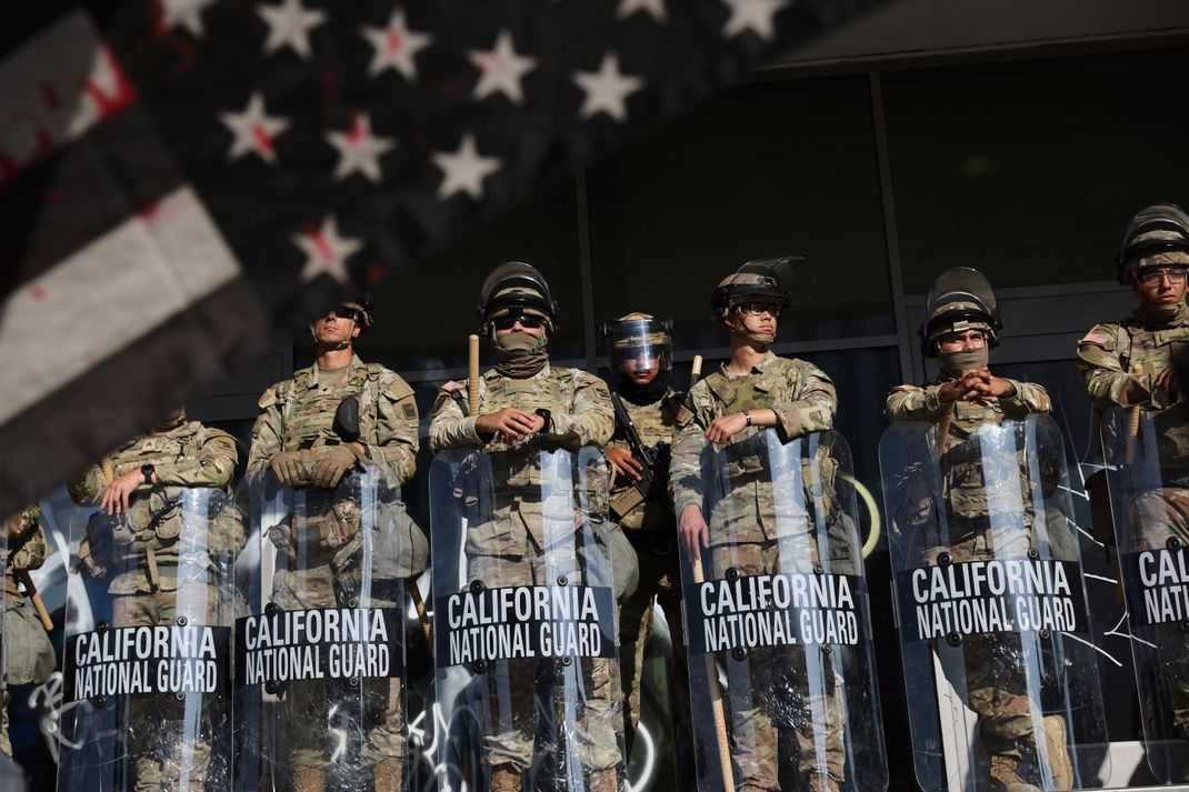 Die US-Nationalgarde schützt ein Gebäude in Los Angeles.