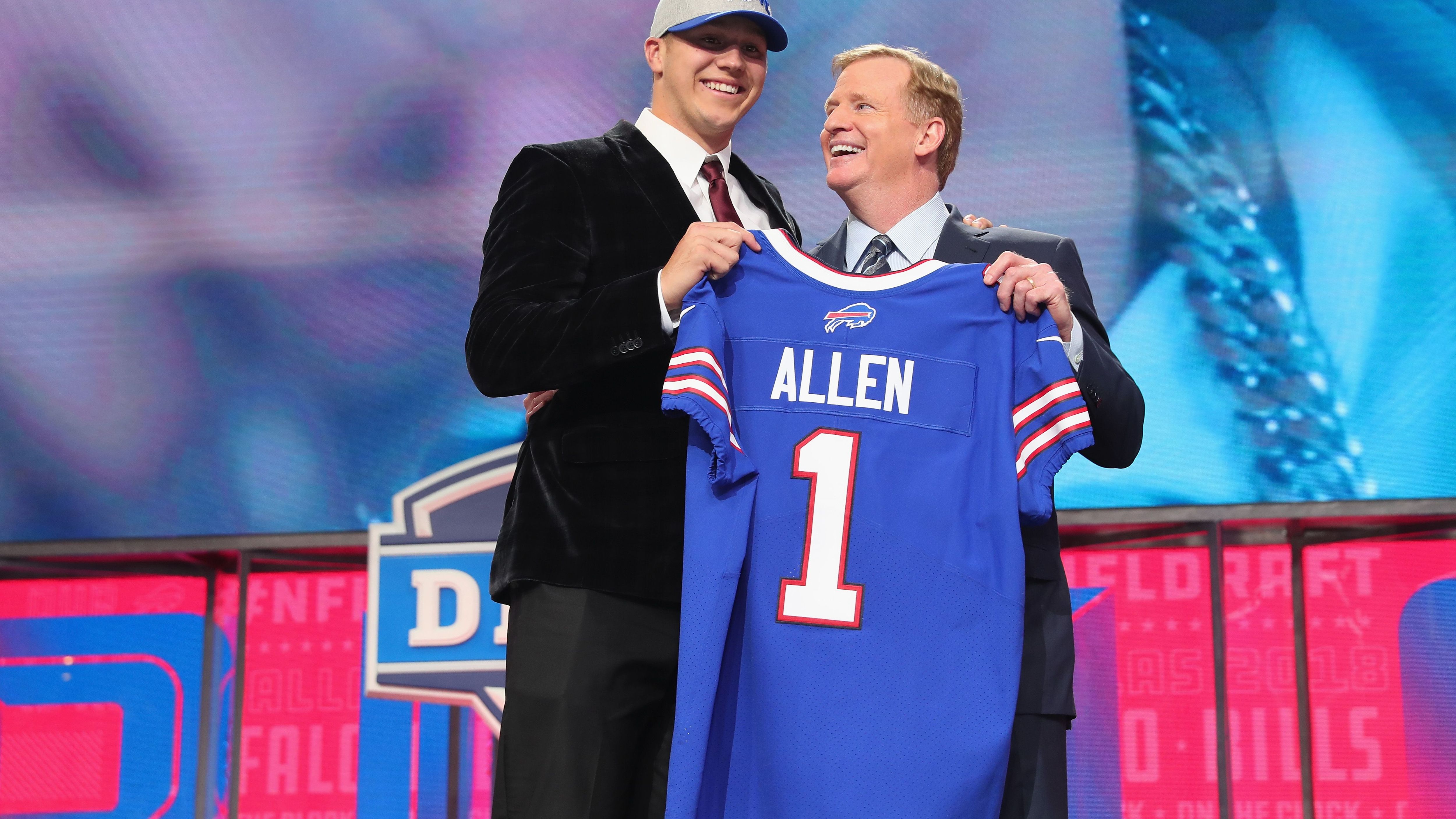 <strong>Josh Allen</strong><br>Auch bei Josh Allen gab es am Tag des Drafts einen Aufschrei. Alte Tweets des Quarterbacks tauchten auf, in denen er sich rassistisch äußerte. Darunter waren Aussagen wie "If it ain't white, it ain't right" ("Wenn es nicht weiß ist, ist es nicht richtig").&nbsp;Der damals 21-Jährige wurde dennoch an der siebten Position von den Buffalo Bills gedraftet, die sich dafür extra hochtauschten.