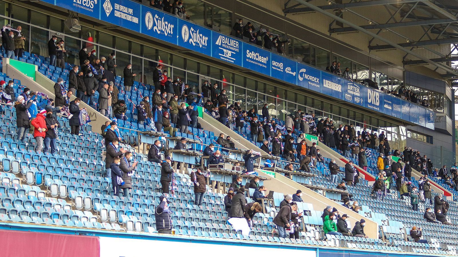 
                <strong>Testkapazitäten bei Weitem nicht ausgeschöpft</strong><br>
                Schon in der Halbzeitpause verriet Marien, dass man mit der aufgebauten Infrastruktur sogar bis zu 1500 Leute testen und ins Stadion hätte lassen können.
              