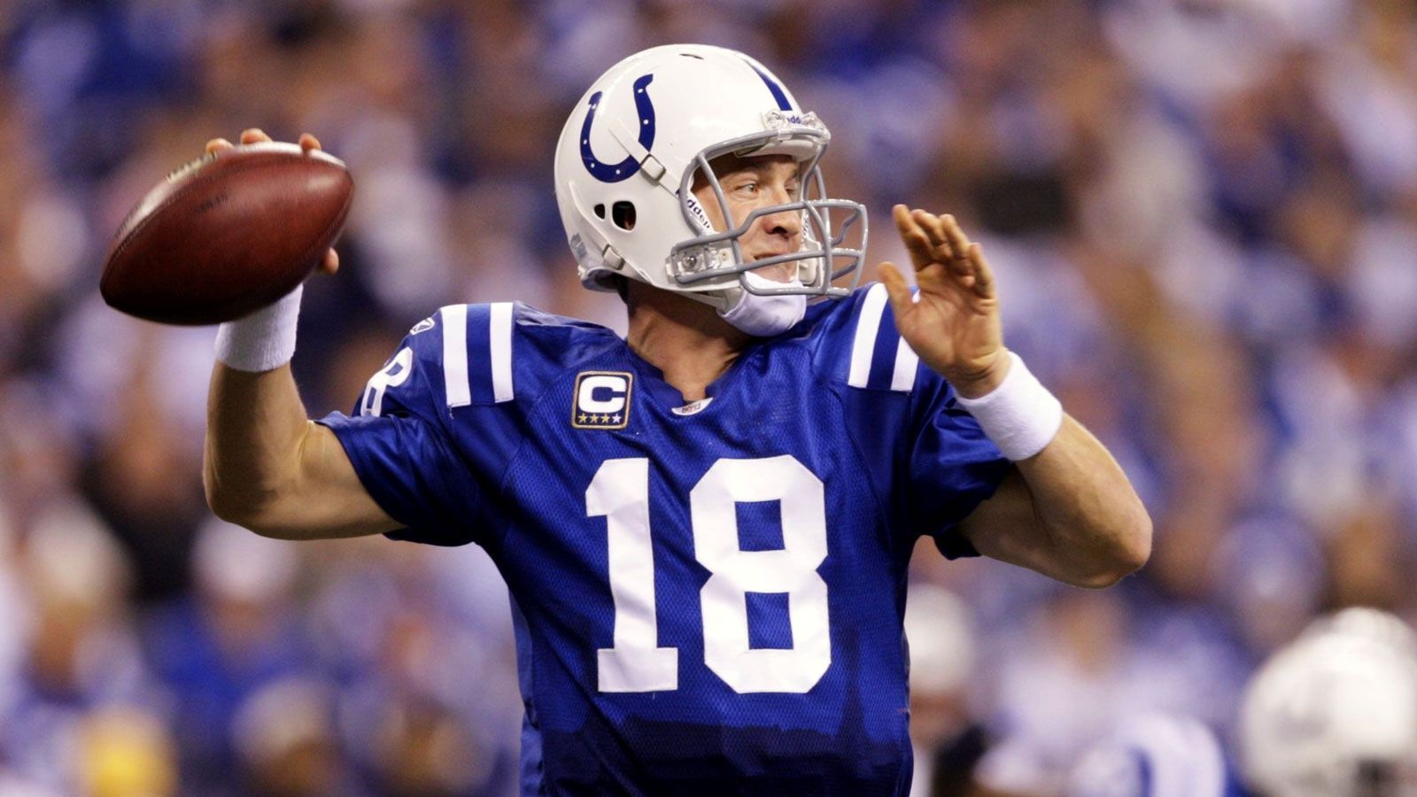 
                <strong>Platz 1: Peyton Manning (Quarterback der Indianapolis Colts, fünffacher MVP)</strong><br>
                Unangefochten auf Rang eins zieht Peyton Manning einsam seine Kreise. Der Quarterback gewinnt sowohl mit den Indianapolis Colts, als auch mit den Denver Broncos MVP-Titel in den Spielzeiten 2003, 2004, 2008, 2009 und 2013.
              