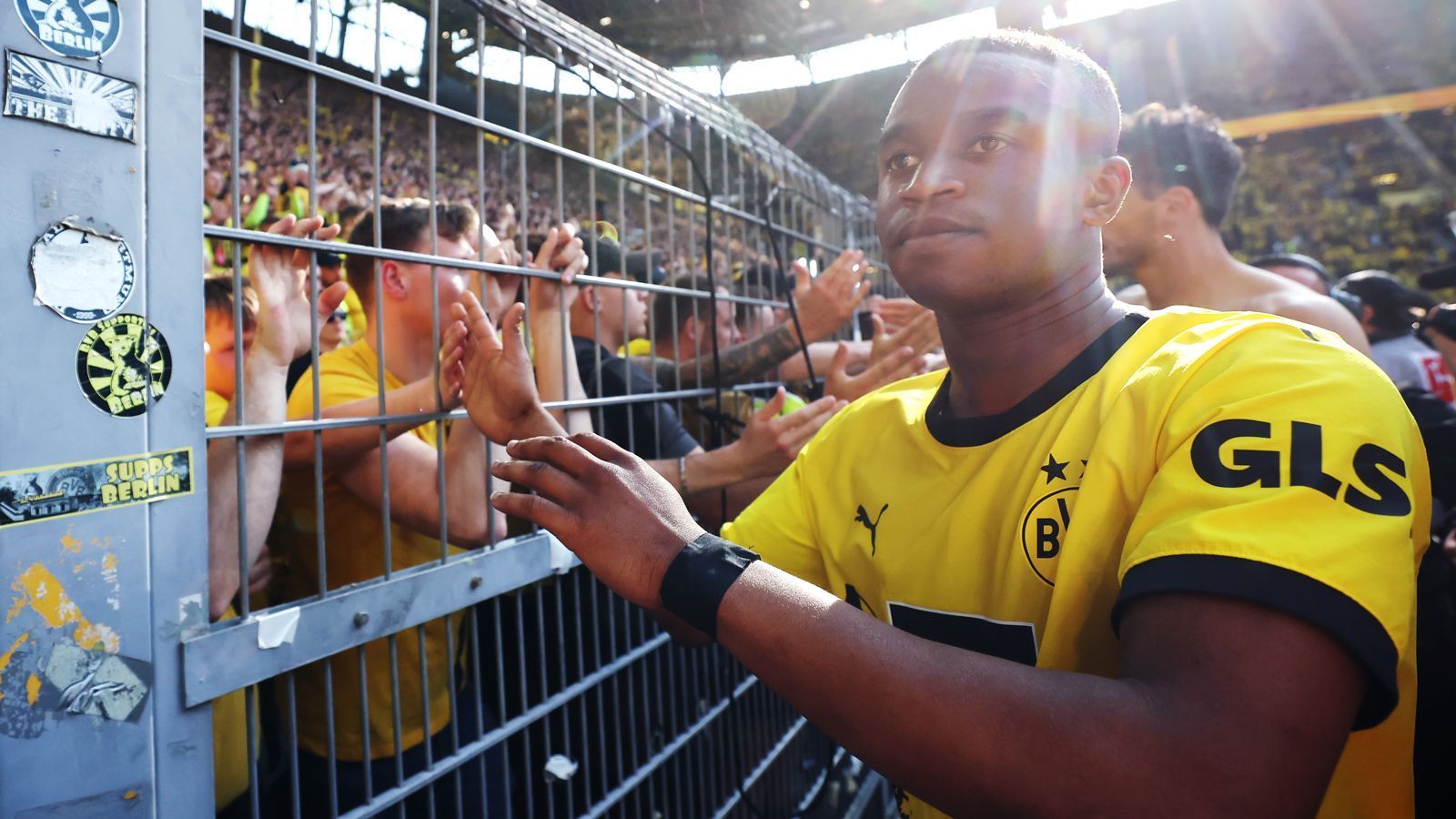 
                <strong>Stürmer: Youssoufa Moukoko (Borussia Dortmund)</strong><br>
                Moukoko ist mit 16 Jahren und einem Tag der jüngste Bundesligaspieler und mit 16 Jahren und 18 Tagen der jüngste Champions-League Spieler der Geschichte. Mit 16 Jahren und 28 Tagen der jüngste Bundesligatorschütze und mit 16 Jahren und 278 Tagen der jüngste Debütant der deutschen U21 und deren jüngster Torschütze. Mit 18 Jahren und 3 Tagen ist er auch der jüngste WM-Spieler der deutschen Nationalmannschaft der Historie. Das sagt alles. In 26 Bundesliga-Spielen der vergangenen Saison kommt Moukoko auf elf Scorer-Punkte (Sieben Tore, vier Vorlagen) und verpasste mit dem BVB nur knapp die Meisterschaft. Auch er ist bei der U21-EM dabei! (live im Free-TV in SAT.1 und auf ProSieben MAXX und Livestream auf ran.de)
              