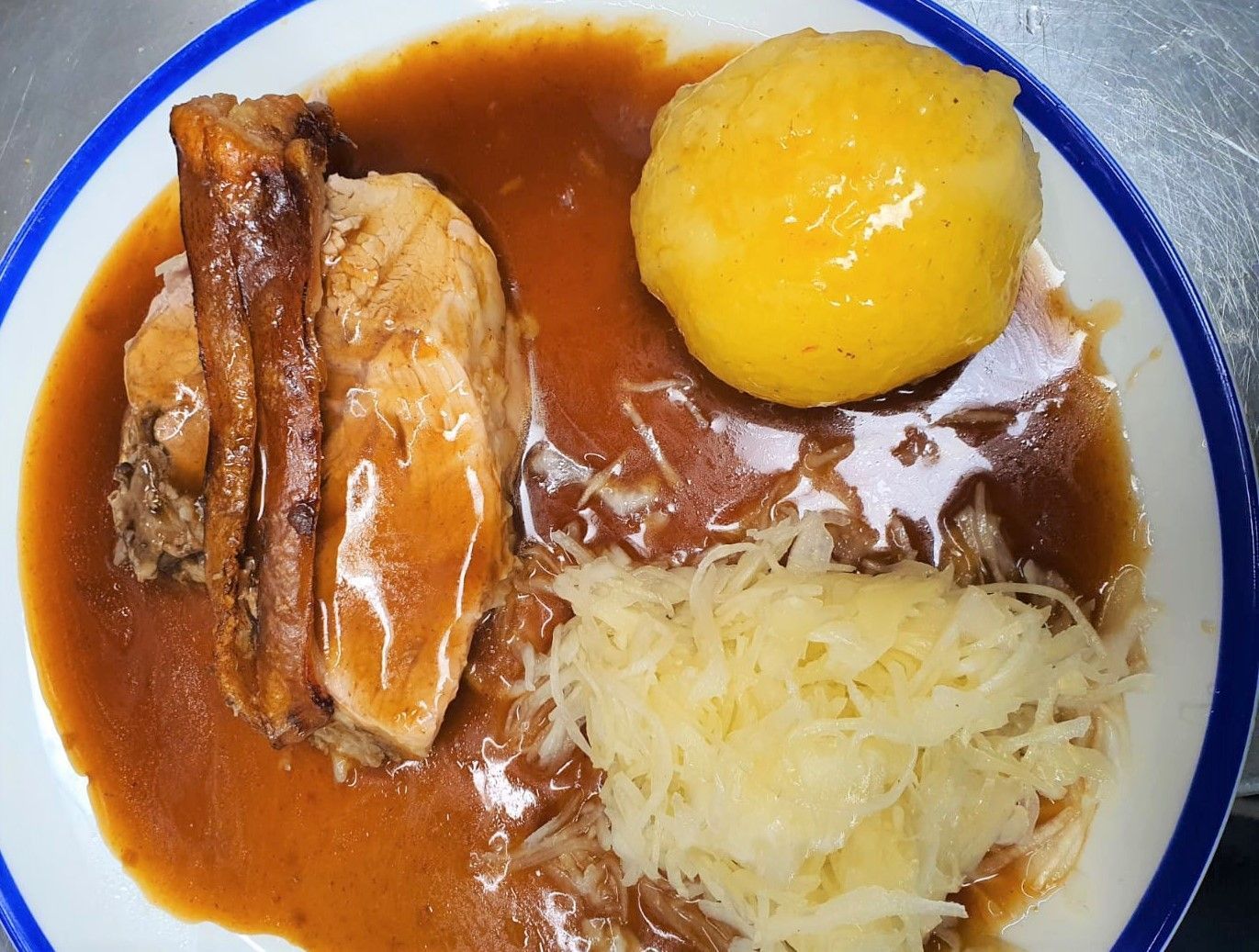 Schweinebraten mit Kartoffelknödel und bayrisch Kraut