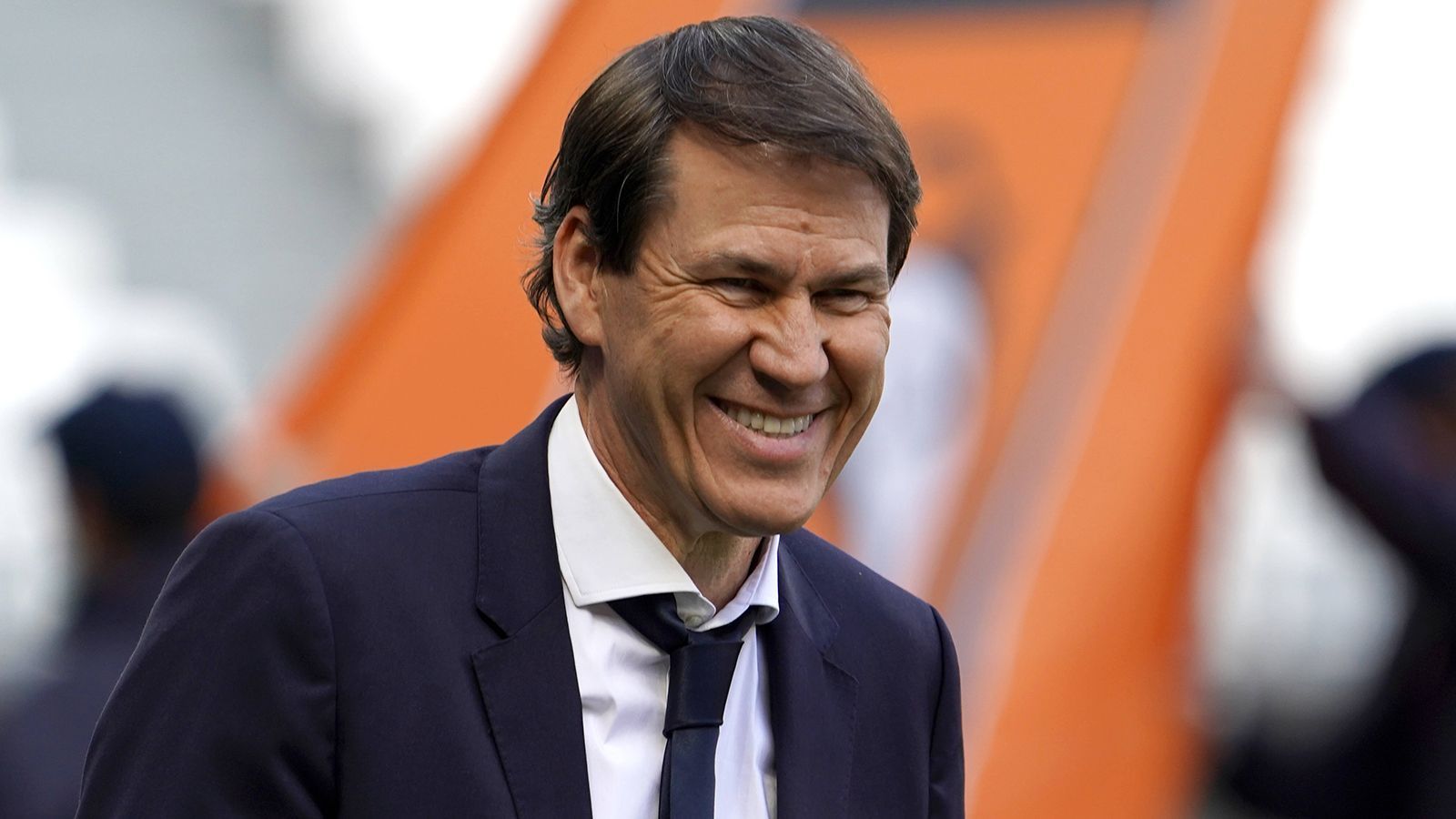 
                <strong>Trainer</strong><br>
                Seit knapp einem halben Jahr zieht Rudi Garcia die Fäden an der Seitenlinie. Der Franzose sammelte unter anderem als Trainer von Olympique Lyon, AS Rom und Olympique Marseille Erfahrung. Der 58-Jährige setzt meist auf eine 4-2-3-1 Formation. In einem Interview mit dem "Bleacher Report" erklärte er als damaliger Rom-Trainer: "Wir setzen auf Ballbesitz und wollen daraus Chancen kreieren. Besonders wichtig ist mir die mentale Seite des Spieles. Die psychologische Fitness meiner Jungs hat eine hohe Priorität."   
              