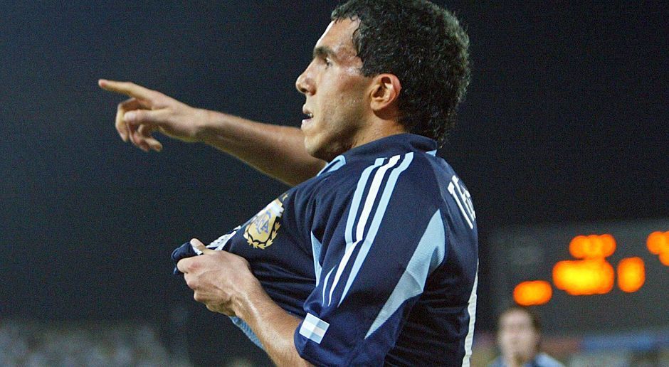 
                <strong>Carlos Tevez (Argentinien)</strong><br>
                Die Spiele 2004 in Athen waren die Spiele des Carlos Tevez. Der damals 20-Jährige spielte noch für seinen Jugendverein Boca Juniors, als sein Stern bei Olympia in Athen aufging: Mit acht Toren in sechs Spielen wurde "Carlitos" Torschützenkönig, auch den Siegtreffer im Finale (1:0 gegen Paraguay) erzielte er. Es war Argentiniens erste Goldmedaille bei Olympischen Spielen seit dem Erfolg des Ruder-Doppelzweiers 1952. Danach lehrte er den europäischen Abwehrreihen bei Manchester United, City und Juventus Turin das Fürchten.
              