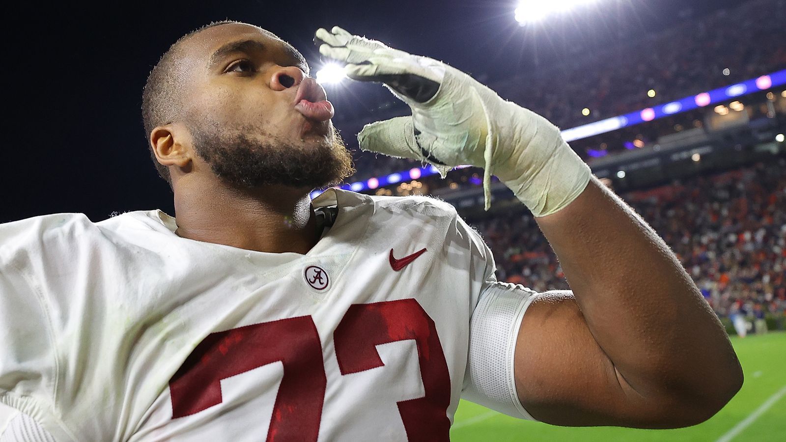 
                <strong>3. Pick: Houston Texans - Evan Neal (Alabama), OL</strong><br>
                2,01 Meter bei ca. 160 Kilogramm - dein Quarterback bekommt viel Zeit und die Texans vertrauen wohl Mills, der von vielen unterschätzt wird.Die Needs der Texans: Edge, CB, OL - EIGENTLICH JEDE VERDAMMTE POSITION
              