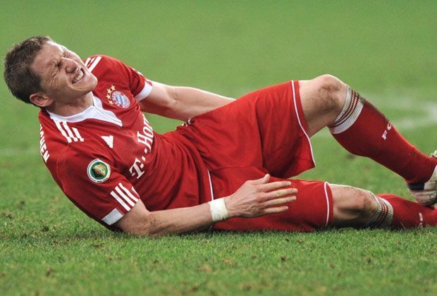 
                <strong>2009: Meniskus-OP und Muskelfaszienriss</strong><br>
                Erste Operation! Schweinsteiger muss sich nach mehreren Problemen in der Saison einer Meniskus-OP unterziehen. Gleichzeitig verpasst er durch einen Muskelfaszienriss im Schienbein die komplette Vorbereitung. Ausfallzeit: Zwei Monate. 
              