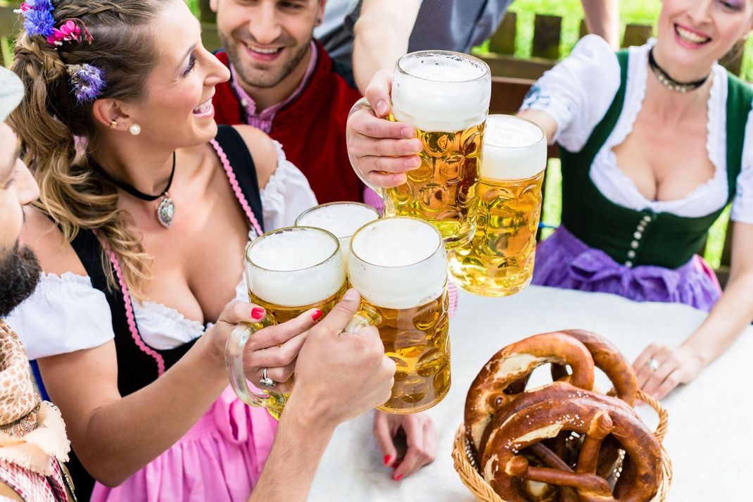 Wer gemütlich am Tisch sein Bier genießen möchte, sollte rechtzeitig reservieren – oder schon früh am Morgen das Festzelt aufsuchen.