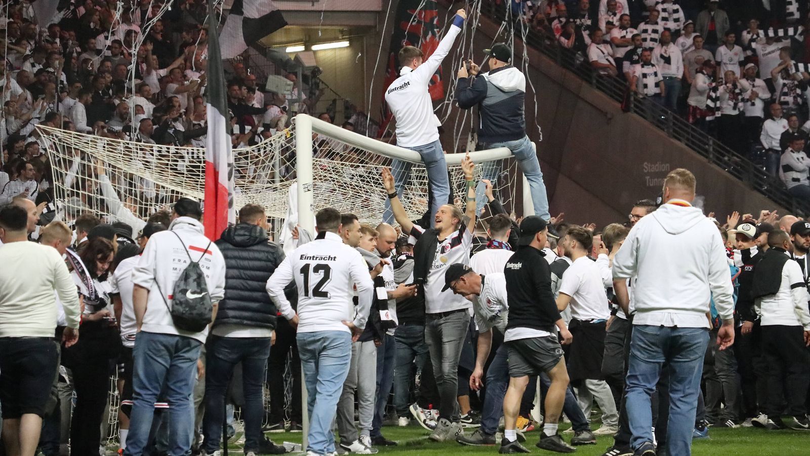 
                <strong>Platzsturm in Frankfurt: SGE-Fans gehen nach Finaleinzug gegen West Ham United steil</strong><br>
                
              