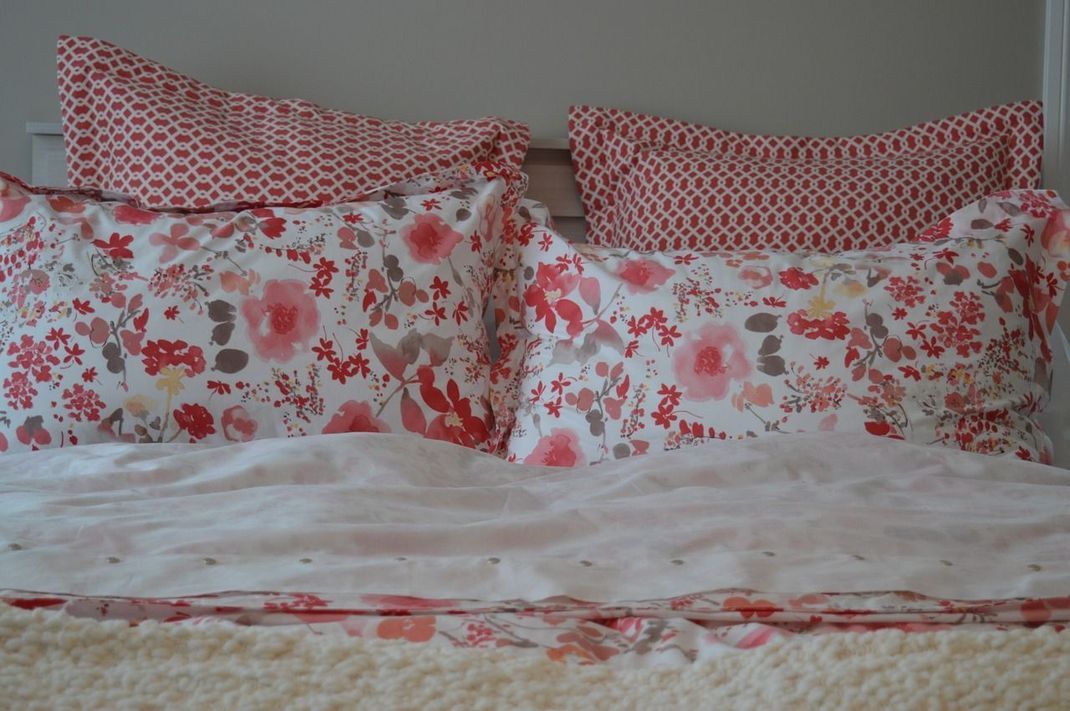 Mit blumiger Bettwäsche geht's auch. Fehlen nur noch ein paar Rosenblätter auf dem Bett.
