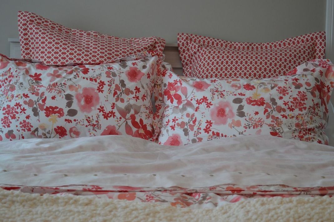 Mit blumiger Bettwäsche geht's auch. Fehlen nur noch ein paar Rosenblätter auf dem Bett.