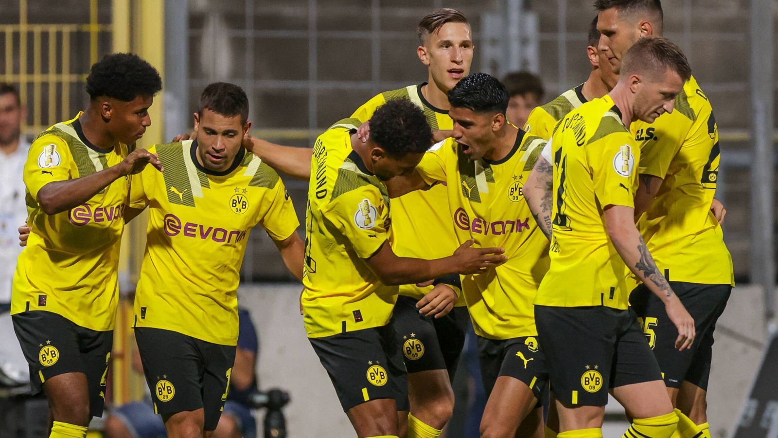 
                <strong>Die Noten der BVB-Stars bei 1860</strong><br>
                Es ist eine klare Sache, das erste Pflichtspiel des BVB in der neuen Saison. In der ersten Runde des DFB-Pokals gewinnt das Team des alten und neuen Trainers Edin Terzic beim Drittligisten 1860 München klar mit 3:0. Wir haben die Spieler des BVB benotet.
              