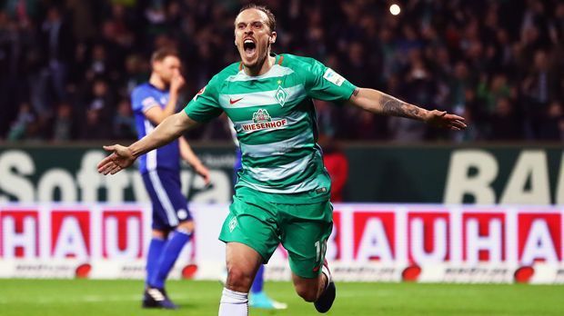 
                <strong>Angriff - Max Kruse (SV Werder Bremen)</strong><br>
                Bis zur Winterpause hatten Max Kruse und Werder Bremen auch nur den Klassenerhalt im Kopf, zudem fiel der Stürmer wegen Außenbandproblemen längere Zeit aus. Doch in der Rückrunde präsentierte sich der Neuzugang aus Wolfsburg bärenstark, erzielte im Jahr 2017 13 seiner 15 Saisontore. So durfte Bremen nicht zuletzt dank der Tore von Kruse bis kurz vor Saisonende sogar von der Europa-League-Teilnahme träumen. Am Ende wurde es zwar nichts mit dem Europapokal, aber zumindest aus dem Abstiegskampf verabschiedeten sich die Werderaner sehr, sehr frühzeitig im Jahr 2017.
              