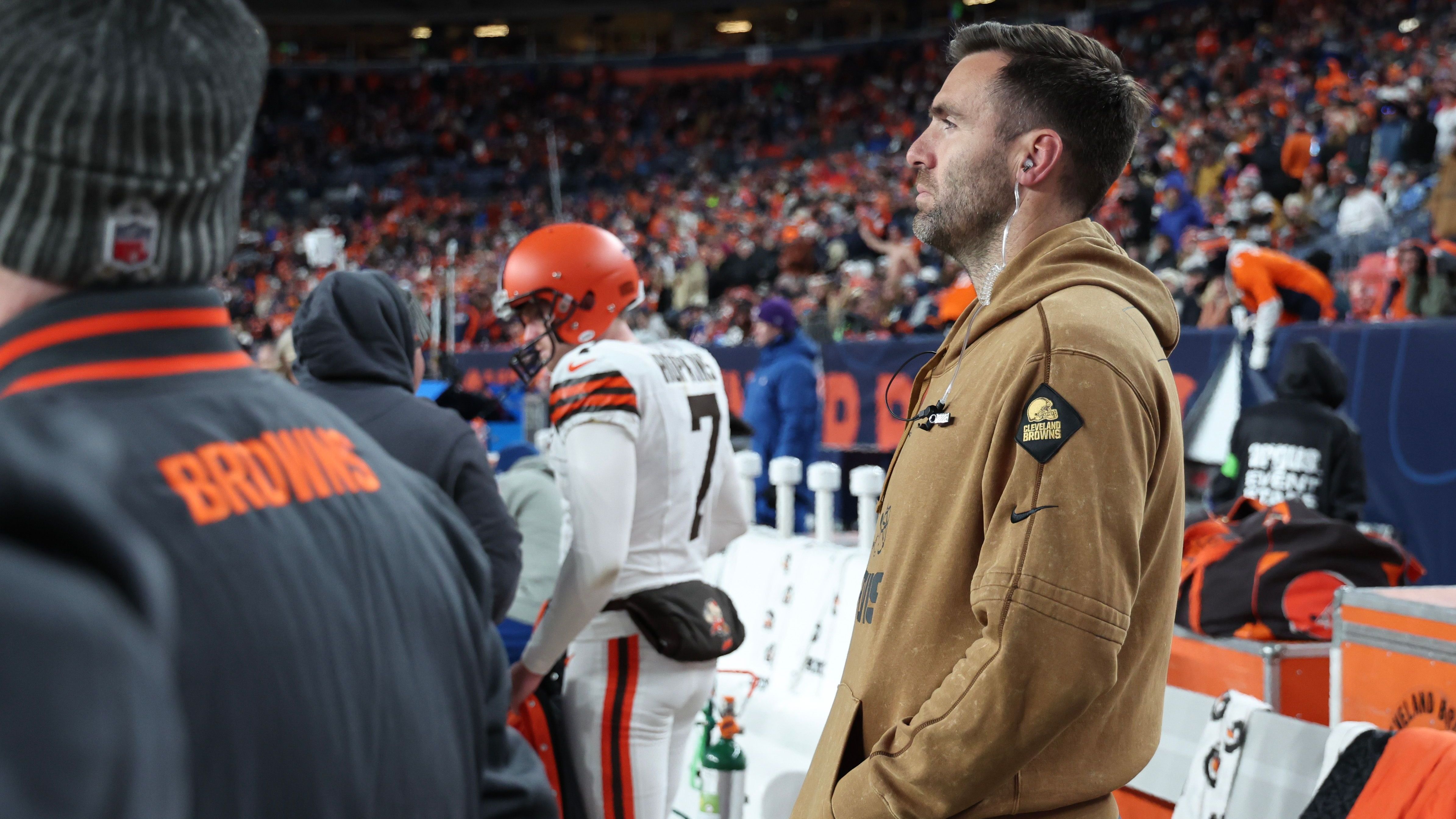 <strong>Cleveland Browns<br></strong>Vor dem Duell der Browns gegen die Jaguars&nbsp; macht Coach&nbsp;Kevin Stefanski ein Geheimnis um seine QB-Wahl. "Das musst du nicht", sagte Stefanski auf die Frage, warum er wenige Tage vorm Spiel noch nicht entschied, welcher Quarterbacks startet. Zur Wahl stehen Joe Flacco und Dorian Thompson-Robinson, der kürzlich noch im&nbsp;Concussion Protocol verweilte.<br>• Starter: ?<br>• Backups: ?<br>• Verletzt: Deshaun Watson