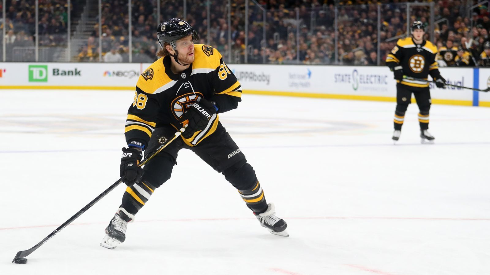 
                <strong>David Pastrnak (Boston Bruins)</strong><br>
                Während Draisaitl mit der hohen Anzahl seiner Assists heraussticht, ist es bei David Pastrnak von den Boston Bruins die Anzahl seiner Tore. Auf 47 bringt es der tschechische Flügelstürmer. Damit führt er die NHL im Rennen um die "Maurice 'Rocket' Richard Trophy" für den besten Torschützen an. Zudem verteilt Pastrnak an seine Reihenkollegen Brad Marchand und Patrice Bergeron auch den einen oder anderen Assist - 46 bisher. Für die Bruins und Pastrnak stehen wie für Draisaitl noch 14 Saisonspiele an.
              