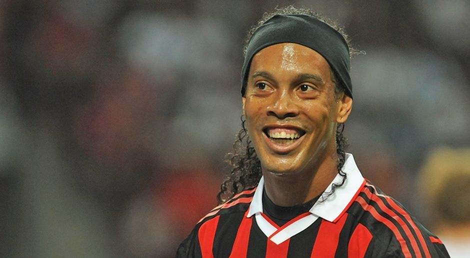 
                <strong>Linksaußen: Ronaldinho (Karriereende)</strong><br>
                Kimmich: Wenn er auf dem Platz steht, sieht man immer, dass er großen Spaß hat.
              