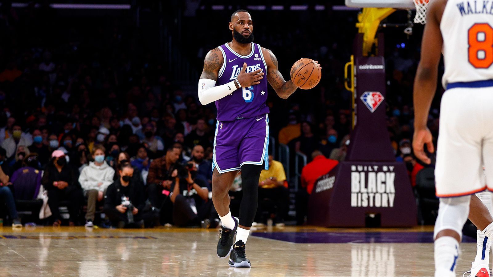
                <strong>TEAM LEBRON: LeBron James (Los Angeles Lakers/Starter)</strong><br>
                &#x2022; Punkte: 29,0 -<br>&#x2022; Rebounds: 7,9 -<br>&#x2022; Assists: 6,5 -<br>&#x2022; All-Star Nominierungen: 18. <br>
              