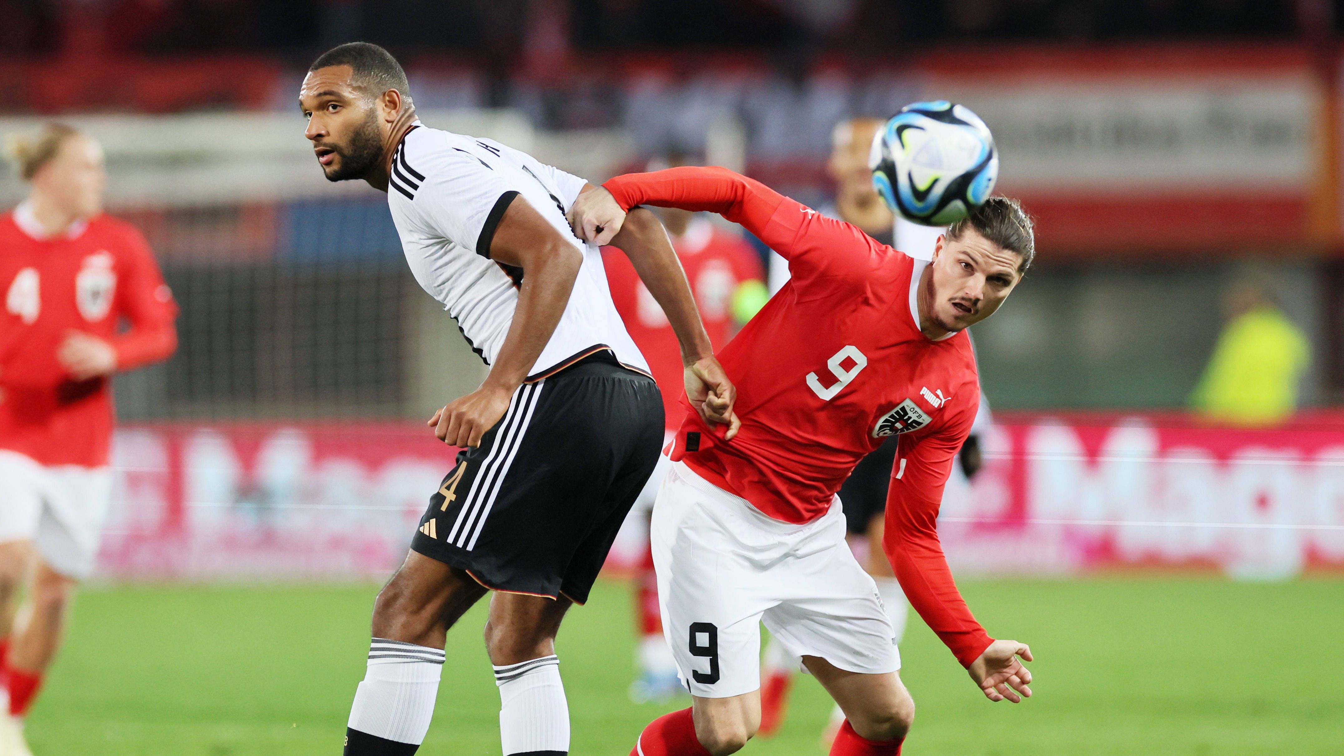 <strong>Jonathan Tah</strong><br>Zunächst knapp an Gelb vorbei (25.), dann zu zaghaft im direkten Duell mit Sabitzer, der zur österreichischen Führung trifft. Der Leverkusener wehrt sich lange, geht dann aber mit unter. <strong><em>ran</em></strong><strong>-Note: 5</strong>