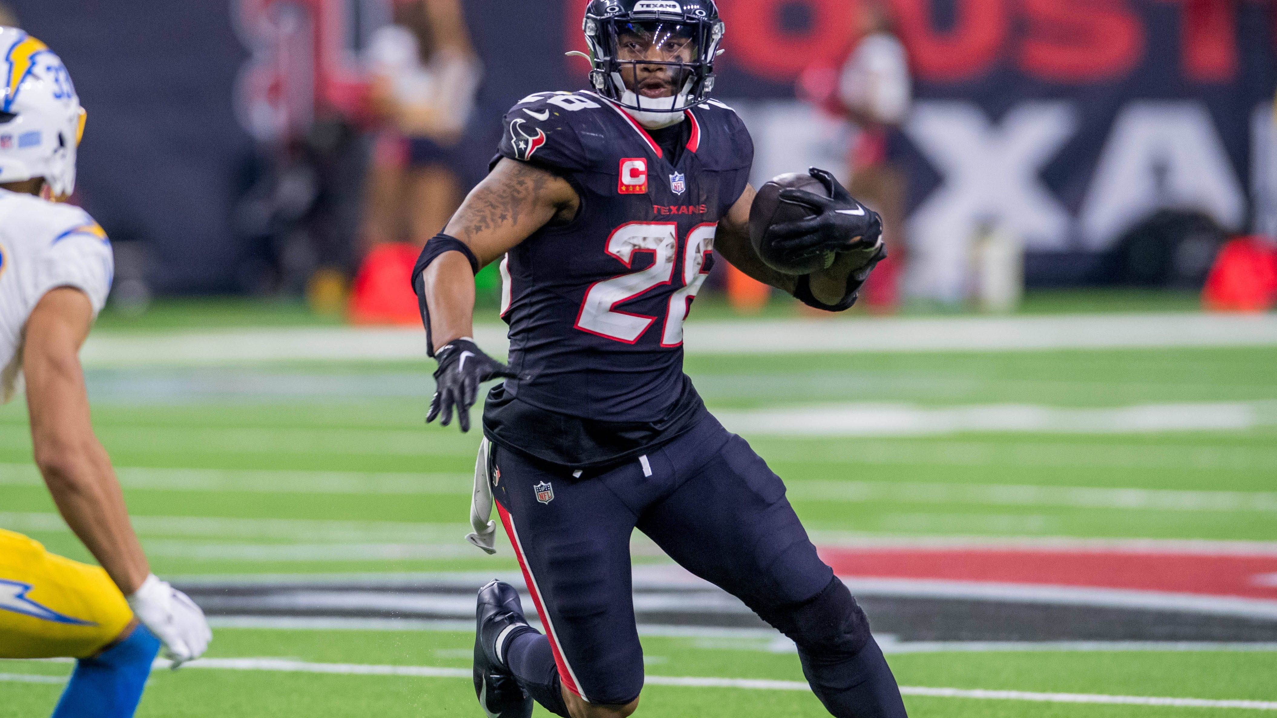 <em><strong>Joe Mixon (Houston Texans)</strong><br>Nachdem der Running Back seit geraumer Zeit mit einer Knöchelverletzung fehlt, ist jetzt klar, dass Joe Mixon auch den Saisonstart verpassen wird. Der 29-Jährige Running Back bleibt auf der NFI-Liste und ist damit erst ab Woche fünf wieder spielberechtigt. Ob Mixon bis dahin fit wird, ist noch völlig unklar.</em>