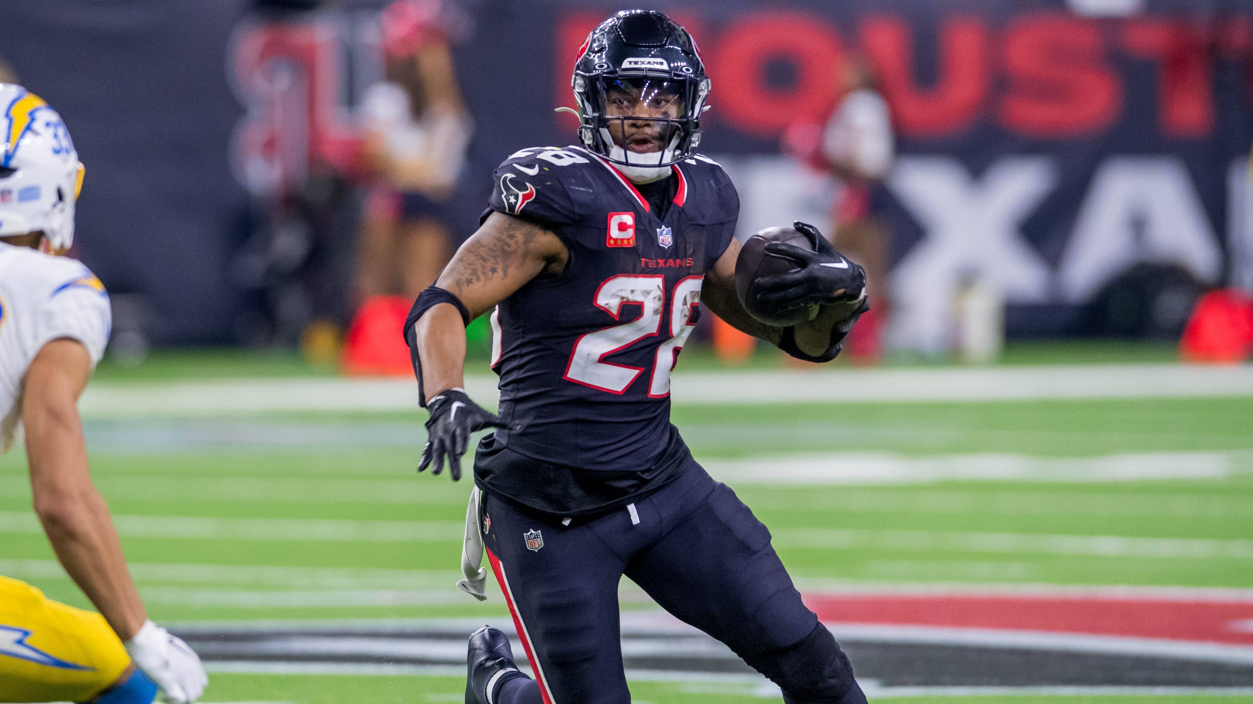 <strong>Joe Mixon (Houston Texans)</strong><br>Nachdem der Running Back seit geraumer Zeit mit einer Knöchelverletzung fehlt, ist inzwischen klar, dass Joe Mixon auch den Saisonstart verpassen wird. Der 29-Jährige Running Back bleibt auf der NFI-Liste und ist damit erst ab Woche fünf wieder spielberechtigt. Ob Mixon bis dahin fit wird, ist noch völlig unklar.