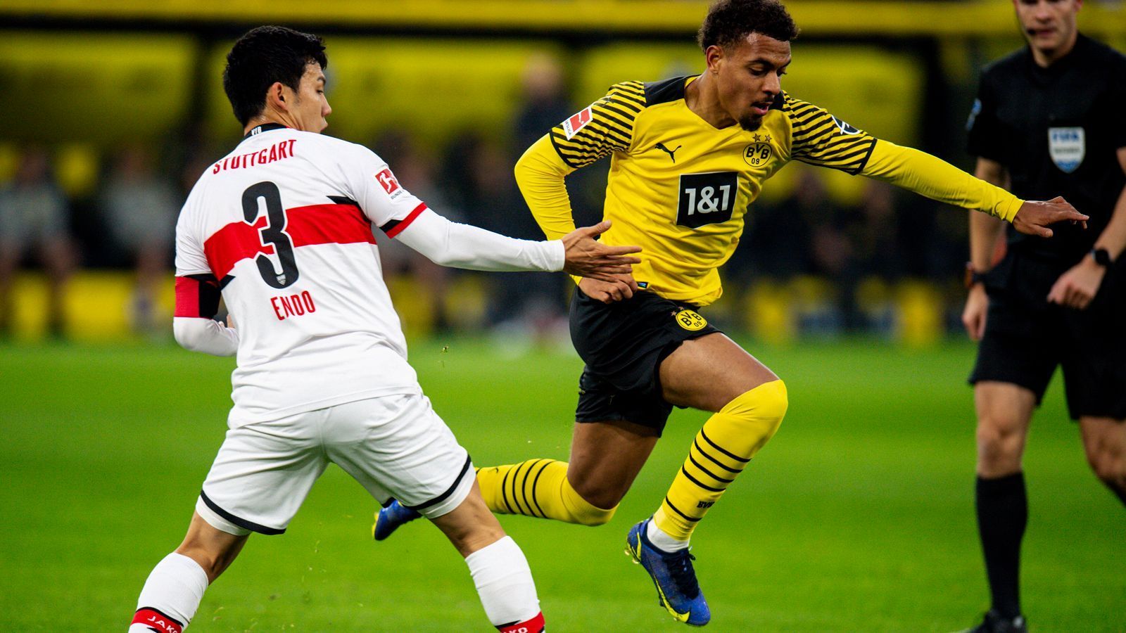 
                <strong>Donyell Malen</strong><br>
                Ein schwacher Start, lässt sich teilweise zu leicht vom Ball trennen. Eine Hereingabe von Brandt kann er nicht verwerten. Auch ein Kopfball fliegt weit am Tor vorbei. Über weite Strecken nicht zu sehen, doch dann bringt er die Dortmunder, mit etwas Glück, aus der Distanz in Führung – sein erstes Bundesliga-Tor. Danach mit etwas mehr Zutrauen in die eigenen Fertigkeiten, aber nicht alles gelingt. ran-Note: 3
              