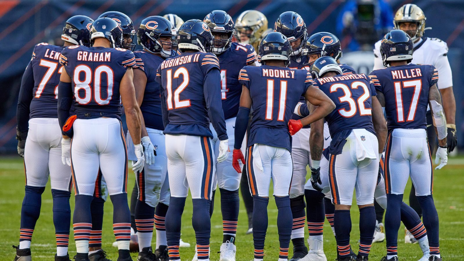 
                <strong>Chicago Bears</strong><br>
                In den letzten Stunden kamen nun immer mehr Teams hinzu. So erklärten die Chicago Bears: "Die Spieler sind weiterhin im Unklaren über die Protokolle und Schutzmaßnahmen, und die Regeln bleiben inkonsistent. Aus diesen Gründen entscheidet sich die Mehrheit unserer Kabine nicht an freiwilligen Trainingseinheiten teilzunehmen."
              