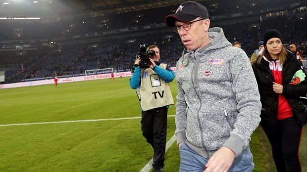 
                <strong>Letzter Stöger-Auftritt auf Schalke</strong><br>
                Am Samstag hatte Peter Stöger seinen letzten Auftritt als Trainer des 1. FC Köln. Das wusste er offenbar schon vor Anpfiff, denn die Verantwortlichen sollen sich intern bereits auf eine Trennung nach dem Spiel auf Schalke geeinigt haben. 
              
