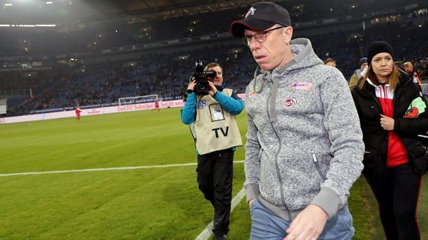 
                <strong>Letzter Stöger-Auftritt auf Schalke</strong><br>
                Am Samstag hatte Peter Stöger seinen letzten Auftritt als Trainer des 1. FC Köln. Das wusste er offenbar schon vor Anpfiff, denn die Verantwortlichen sollen sich intern bereits auf eine Trennung nach dem Spiel auf Schalke geeinigt haben. 
              